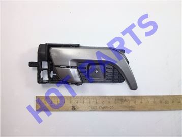 картинка РУЧКА ДВЕРИ ВНУТРЕННЯЯ ПРАВАЯ GL EMGRAND (GREY) -- не разобрано 2 1068002076
